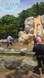 沖縄・糸満で水遊び！ 西崎親水公園の人工滝で涼む