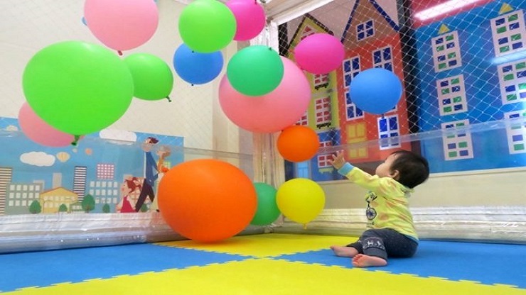 沖縄最大級の室内遊び場「わくわくキッズランド」！ふわふわ風船やボールプールなど、子どもが大好きな遊具がいっぱい！