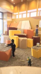 沖縄ライカム「ちきゅうのにわ」は、小さな子も安心して遊べる2つの砂場エリアがあります。豊富な砂場用遊具や、イス付きのスペースも完備。
