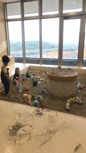 沖縄ライカム「ちきゅうのにわ」は、まるで探検家になった気分で遊べる、子どもに大人気の大型屋内あそび場です。