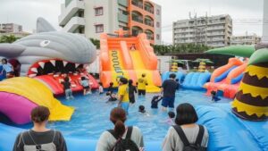 沖縄で夏休み満喫！巨大スライダー＆泡プールで親子で大興奮！