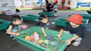 沖縄ウォーターパークで遊ぶ子供たちの笑顔！夏休みの思い出作りに！