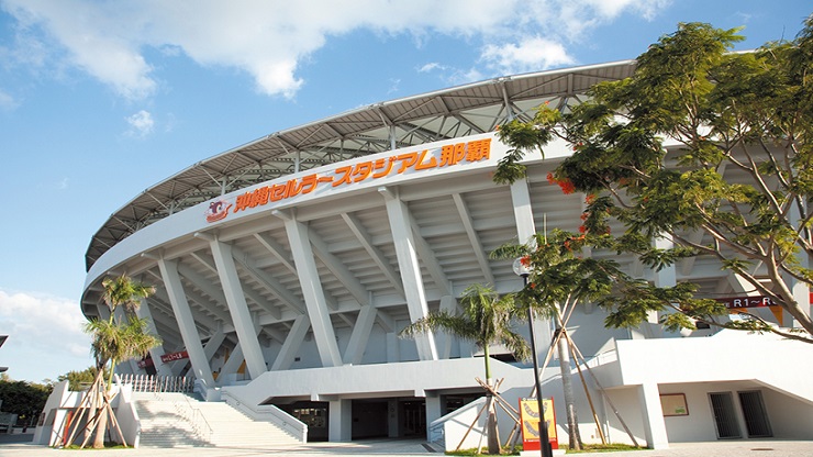 巨人のキャンプ地、那覇市の沖縄セルラースタジアム那覇（那覇軍港隣接エリア）。
