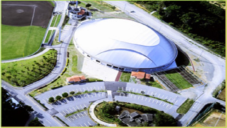 阪神のキャンプ地、宜野座村の「バイトするならエントリー宜野座スタジアム」の外観。