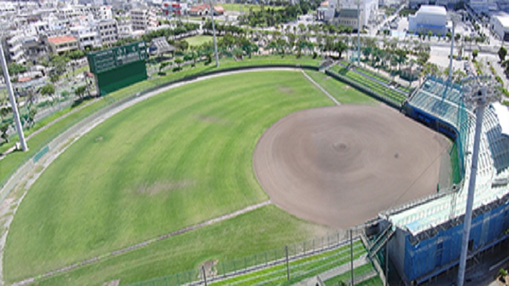 西崎運動公園内の西崎球場周辺マップと、駐車場や公共交通機関でのアクセス方法。