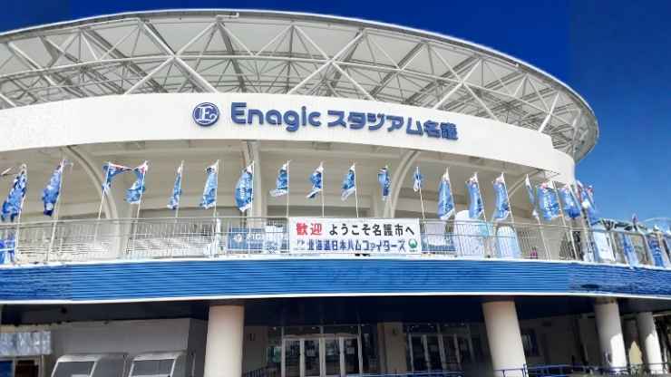 エナジックスタジアム名護（名護キャンプ）の球場マップと、駐車場・アクセスの案内図。